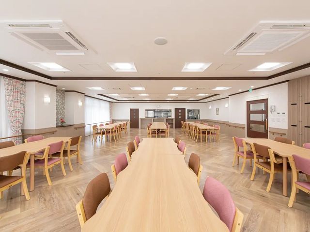 明るい食堂 食堂   広々とした食堂に、4人掛けのテーブルがゆったり配置されています。明るい照明の下で、落ち着いて食事や会話をしやすい空間です。