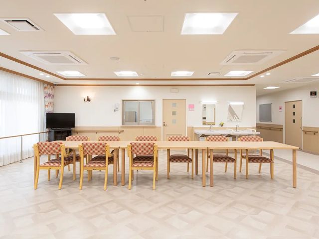 明るい食堂 食堂   大きな窓から光が入る、ゆったりした食堂です。テーブルと椅子が整然と並び、食事や団らんの場として使いやすそうです。