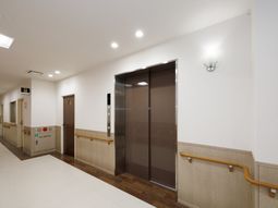 明るく清潔な廊下