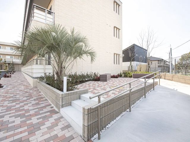 建物前の庭 庭   明るく整えられた建物まわりの庭です。段差には手すりがあり、歩行しやすい通路になっています。