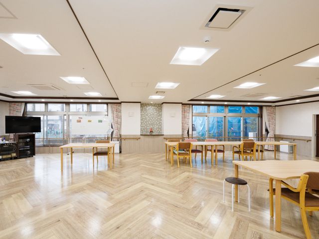 広々とした明るい居室 食堂 広々と開放的な居室です。様々な活動ができるスペースを提供しており、皆さまの充実した毎日をサポートします。