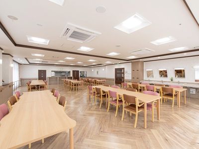 広々とした明るい食堂