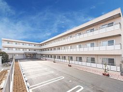 明るい施設の外観