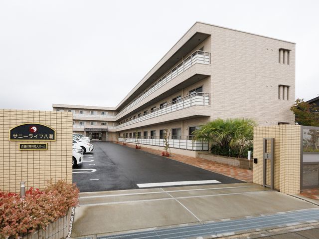 清潔感ある外観の施設 外観 広々とした駐車場が完備され、ゆったりとした建物の入口が迎えてくれます。緑に囲まれた環境で、快適な勤務が期待できそうです。