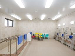 明るい浴室設備