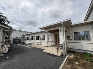 白い壁の建物外観