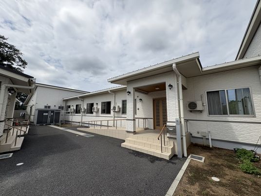 白い壁の建物外観