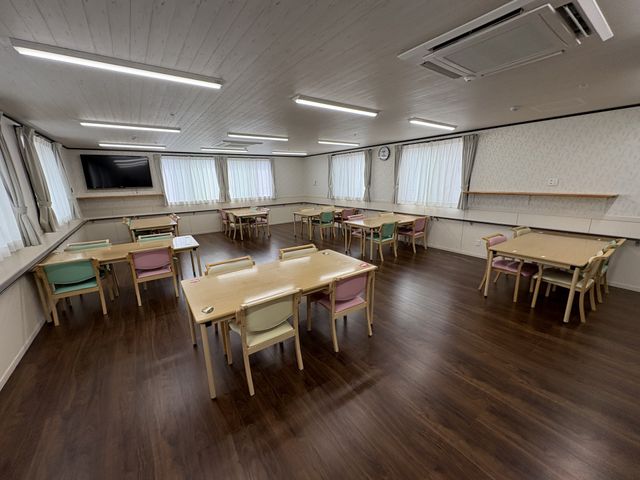 自然光あふれる広間 ダイニングルーム 広々とした空間で、柔らかな自然光が差し込みます。快適な環境で交流が楽しめます。
