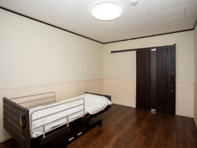 広々活動室の職場 お部屋 明るく広い多目的室で、利用者様のサポートを行います。やりがいのある環境で一緒に働きませんか。