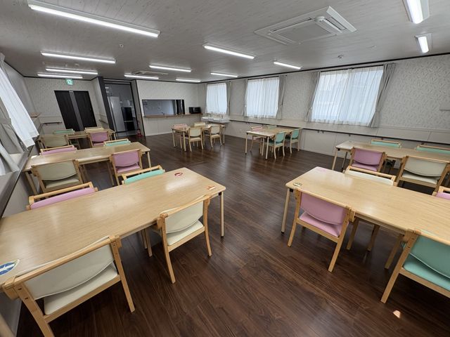 自然光が差し込む食堂 食堂 広々とした空間が魅力の食堂です。自然光を活かした明るい環境でリラックスできます。