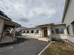 白い外観の建物