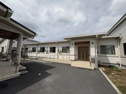 広い通路のある外観
