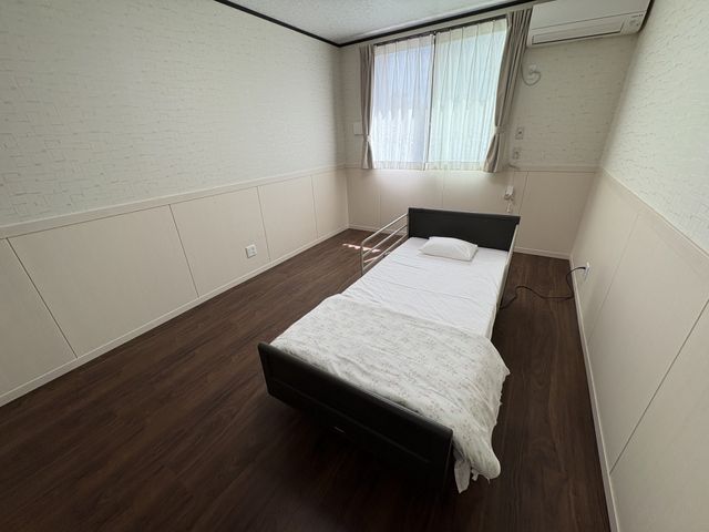 窓際の居室 居室 自然光が差し込む明るい空間で、落ち着いた雰囲気の居室です。