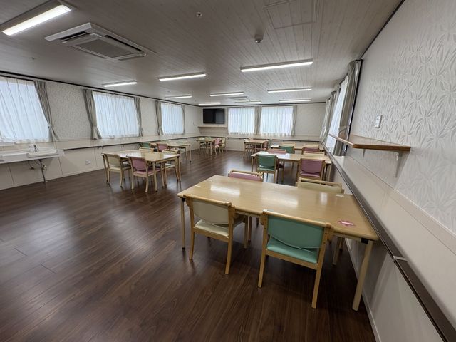 窓から光が差し込むダイニングルーム ダイニングルーム 自然光が差し込む広々とした明るい空間で、居心地の良い環境で食事が楽しめます。