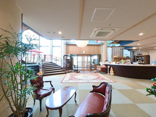 広く開放的なロビー風景