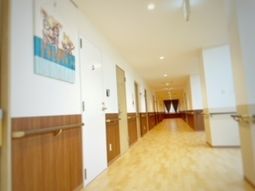 明るい廊下とアート作品