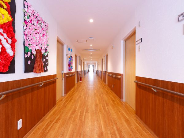 廊下の手すりと壁画