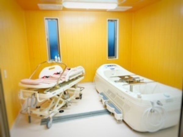 明るい色調の浴室