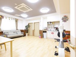 共用スペースの明るい居室