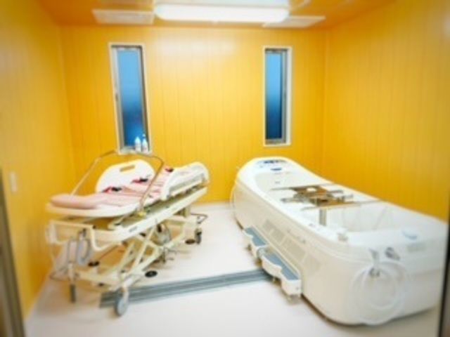 明るい色調の浴室 浴室 最新の機器を整えた清潔な浴室で、ご利用者様の心地良い入浴時間をサポートしています。安全かつ快適な環境での勤務をお考えの方に最適です。