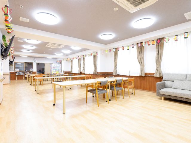 広々とした明るい食堂 共有スペース ゆったりとしたダイニングルームです。明るく開放感あふれる空間で、共に食事や交流が楽しめます。