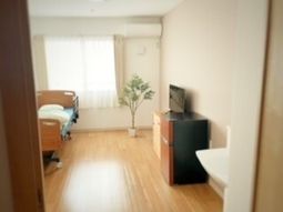 ベッドとテレビのある部屋