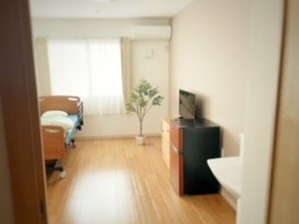 ベッドとテレビのある部屋