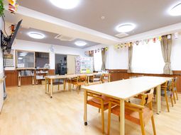 明るい共用ダイニング