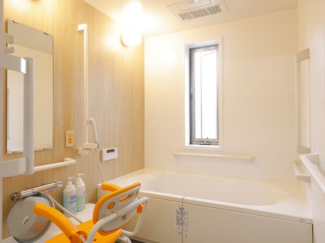 バリアフリー浴室設備 浴室 利用者の安全とケアを考えた設計の浴室です。手すりや特殊浴槽を備え、入浴をサポートします。