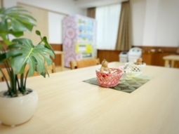 明るい食堂のテーブル風景