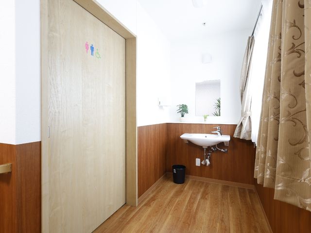 清潔な手洗い場 廊下 広々とした手洗いスペースが設けられており、お手入れもしやすいデザインです。快適にご利用いただける環境が整っています。