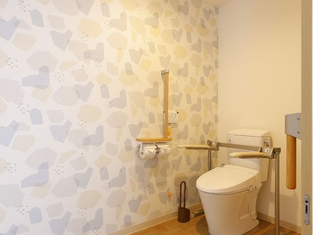 バリアフリートイレ設備 トイレ 安全手すり完備の清潔なトイレです。使い勝手を考えた設計で、快適にお使いいただけます。