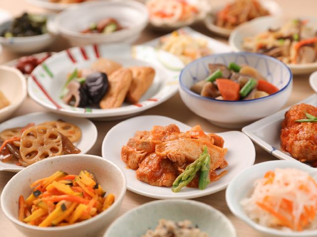 豊富な種類の和食並べ