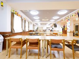 明るい食堂の様子