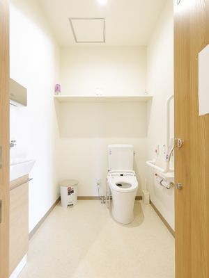 手すり付き清潔なトイレ