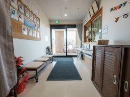 明るい出入口の廊下