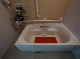 手すり付きの浴槽