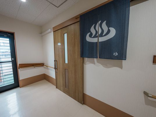 扉のある廊下