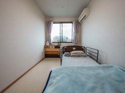明るい個室の居室