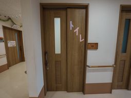 木目調の扉が並ぶ廊下