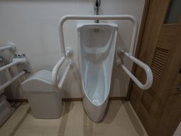 手すり付きのトイレ