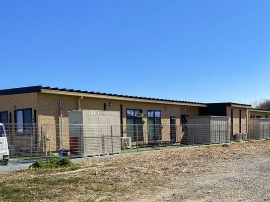 新築そうな一階建て建物