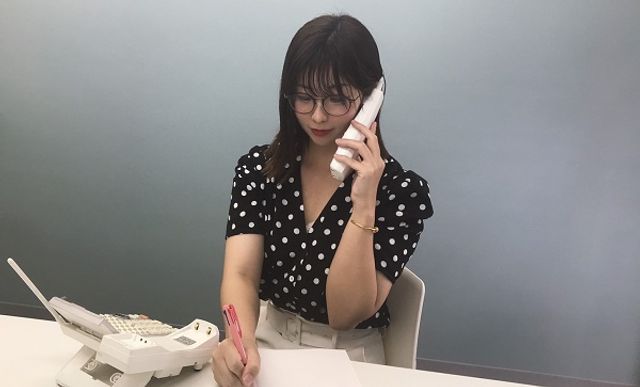 電話対応中のスタッフ