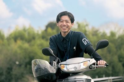 微笑むスタッフとバイク