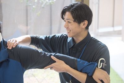 笑顔でサポートするスタッフ