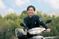 笑顔でバイクに乗る人