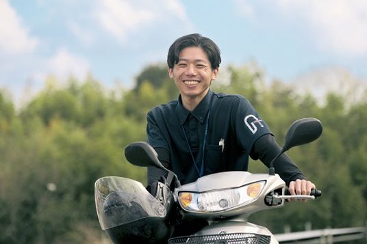 笑顔でバイクに乗る人