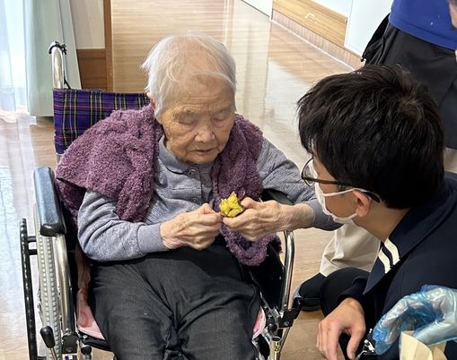 車椅子の高齢者と話すスタッフ
