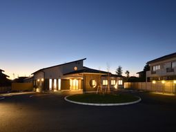 夕暮れ時の建物外観