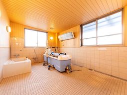 明るい介護用浴室